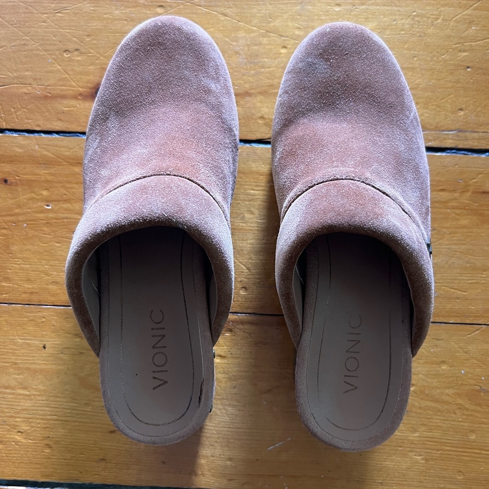 Vionic brown clogs